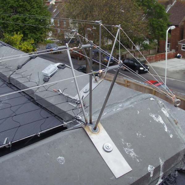 Vinklet rygbeslag med 3 posts x 110 mm mod duer eller 180mm mod måger